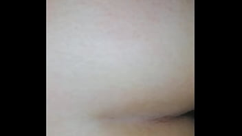 Pau grosso no rabo da gostosa enquanto ela geme alto pedindo mais