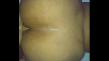 Fudendo a cunhada no sofá enquanto ela geme com prazer
