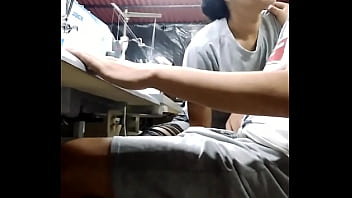 Safada gozando forte e gritando no trabalho, tremendo de prazer